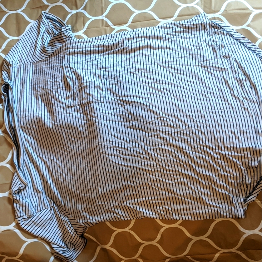 White and Black striped American Eagle shirt med